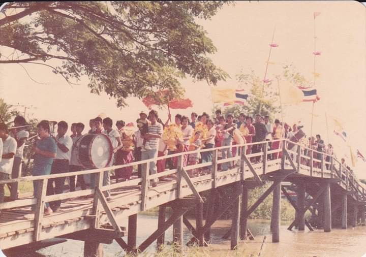 สะพานข้ามคลองตลาดวัดเกาะเดิมเป็นสะพานไม้