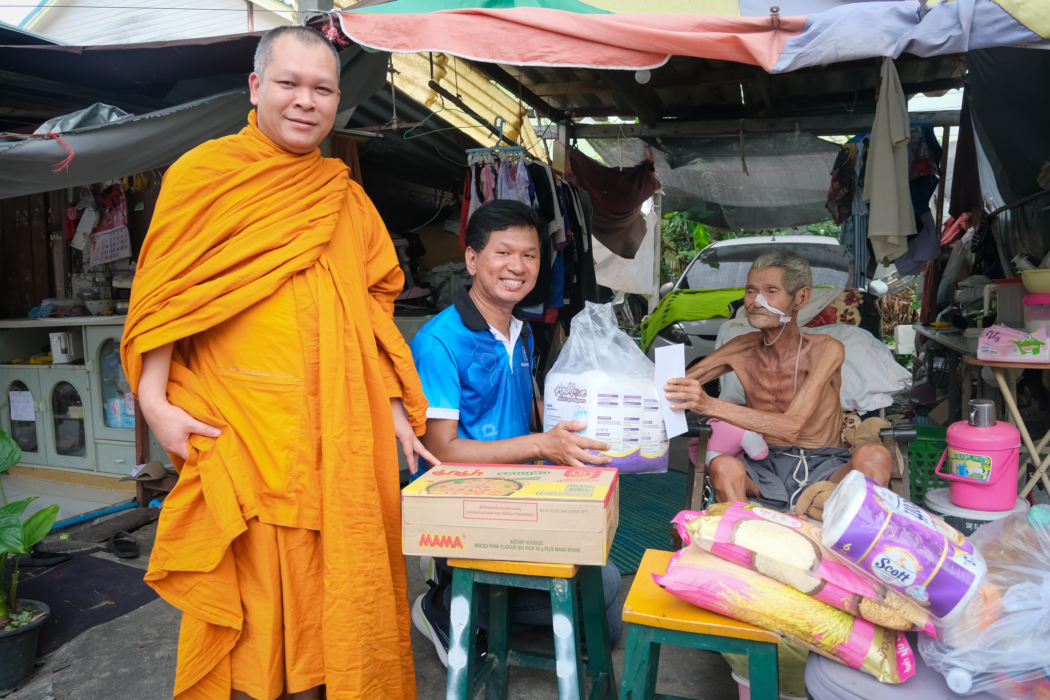 เพจสะพานใหม่มีโอกาสติดตามพระครูรุ่งแสง เจ้าอาวาสวัดเกาะสุวรรณาราม ร่วมบริจาคสิ่งของแก่ผู้ป่วยติดเตียงที่ ชุมชนพูนทรัพย์